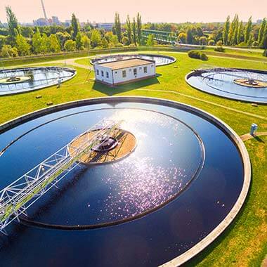 In diesem Ausgleichsbecken wird der pH-Wert überwacht, um sicherzustellen, dass er den Vorschriften entspricht. Der pH-Wert ist für die Metallfällung und für Mikroorganismen von entscheidender Bedeutung.