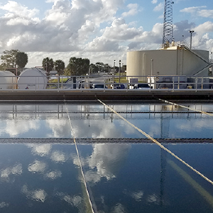 Eine Trinkwasseraufbereitungsanlage überwacht den pH-Wert während den verschiedenen Phasen der Aufbereitung.