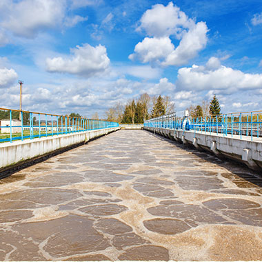Ein Belüftungsbecken einer Wasseraufbereitungsanlage aktiviert den Belebtschlammprozess. Wasser mit einer hohen Alkalinität durch gelöste Mineralien hat Einfluss auf die am Faulprozess beteiligten Bakterien.