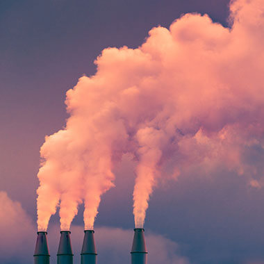 Kühltürme geben Dampf in die Umwelt ab. Die Überwachung der Alkalinität ist bei der industriellen Wasseraufbereitung unerlässlich, um schädliche Korrosion zu verhindern.